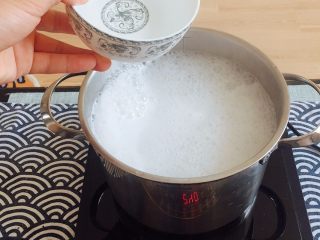 2、初夏的小清新——豆乳凉面,当面汤起泡沫，倒入适量冷水，防止面汤溢出锅；