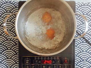 5、初夏的小清新——豆乳凉面,水煮到很沸腾时，蛋入锅；