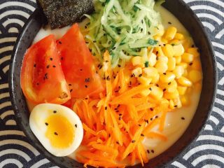 13、初夏的小清新——豆乳凉面,上面摆放上溏心蛋、西红柿、黄瓜丝、胡萝卜丝、海苔，撒上黑芝麻和少量辣椒油即可；