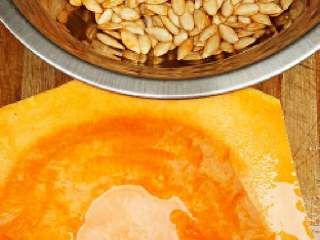 2、南瓜包子（小葱鲜肉馅）,切下一段，挖瓤，取籽（南瓜子不要扔掉）