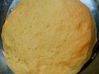 6、南瓜包子（小葱鲜肉馅）,面团比原来大了一半，这证明面团发酵的很好。