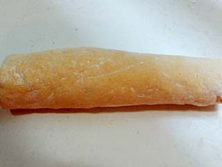 8、南瓜包子（小葱鲜肉馅）,取出，揉出面团的气体，搓圆