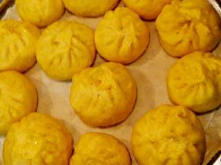 14、南瓜包子（小葱鲜肉馅）,大火蒸25分钟左右，关火后待2-3分钟打开锅盖取出。