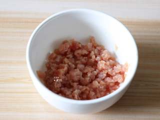 2、番茄肉酱拌面,猪肉洗净剁成肉糜，加入生抽、料酒、苹果醋、少许盐抓匀腌制半小时以上；