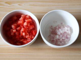 3、番茄肉酱拌面,番茄、洋葱洗干净后切丁备用；