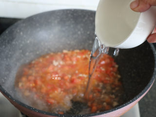 7、番茄肉酱拌面,倒入一碗热水，煮沸后小火熬煮；