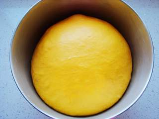 6、南瓜香肠麦穗面包,发酵至两倍大。