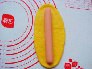 9、南瓜香肠麦穗面包,放入一根香肠。