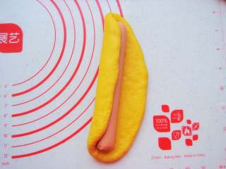 10、南瓜香肠麦穗面包,由左至右卷起来。