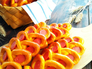 20、南瓜香肠麦穗面包,颜色很漂亮！