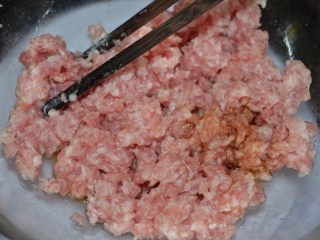 1、懒人美食之～肉末洋葱双豆焖饭,肉末加入酱油和油、料酒