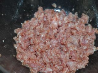 2、懒人美食之～肉末洋葱双豆焖饭,搅拌均匀，稍微腌制30分钟