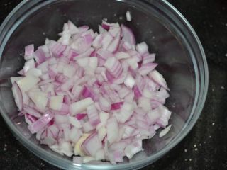 3、懒人美食之～肉末洋葱双豆焖饭,洋葱切碎