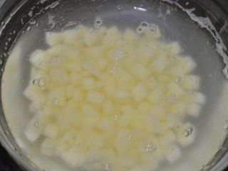 4、懒人美食之～肉末洋葱双豆焖饭,土豆切粒，用水泡一下