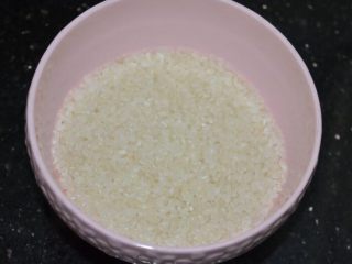 5、懒人美食之～肉末洋葱双豆焖饭,米淘洗干净，沥干水