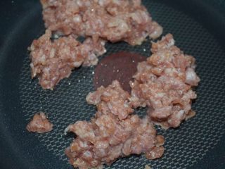 6、懒人美食之～肉末洋葱双豆焖饭,中火热锅，放入肉末