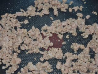 7、懒人美食之～肉末洋葱双豆焖饭,快速炒散，炒至半熟，盛起备用，锅不洗，接着用。