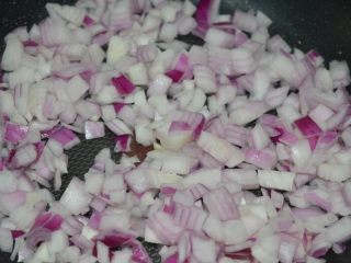 8、懒人美食之～肉末洋葱双豆焖饭,还是中火，加入洋葱碎