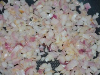 9、懒人美食之～肉末洋葱双豆焖饭,翻炒至脱水，颜色变金黄