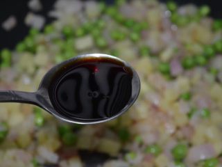 11、懒人美食之～肉末洋葱双豆焖饭,加入青豆，加入酱油，翻炒均匀