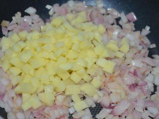 10、懒人美食之～肉末洋葱双豆焖饭,加入土豆粒