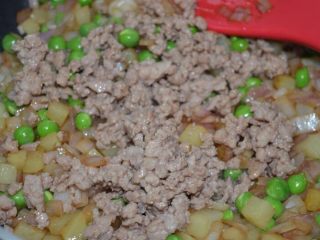 12、懒人美食之～肉末洋葱双豆焖饭,加入肉末，翻炒均匀