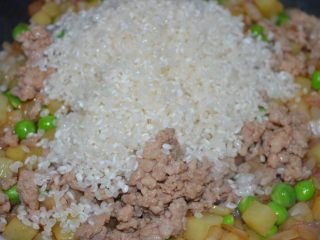 13、懒人美食之～肉末洋葱双豆焖饭,加入米，翻炒均匀