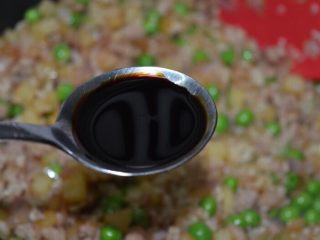 14、懒人美食之～肉末洋葱双豆焖饭,加入老抽