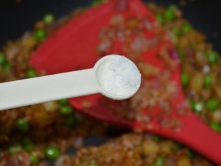 15、懒人美食之～肉末洋葱双豆焖饭,翻炒均匀，加入盐