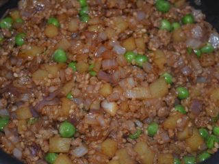 16、懒人美食之～肉末洋葱双豆焖饭,翻炒均匀，盛起，放入电饭锅