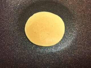 9、奶香玉米饼,继续煎20秒左右，两面金黄，就可以起锅了。