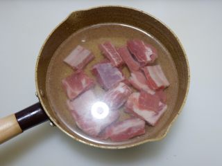 1、豆豉蒸排骨,排骨尽量剁的小块一点。放水中浸泡30分钟，泡去血水。