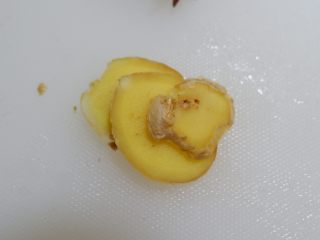 2、豆豉蒸排骨,姜切片备用