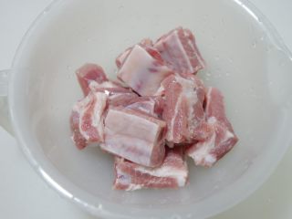 3、豆豉蒸排骨,洗净沥干水。放入容器中