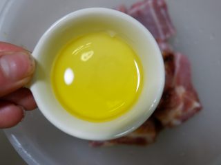 4、豆豉蒸排骨,加半勺食用油