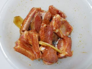 8、豆豉蒸排骨,然后加入加姜片搅拌均匀。放入冰箱冷藏腌制3-4个小时。