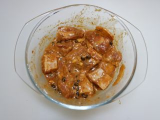 11、豆豉蒸排骨,加入厚湿淀粉糊拌匀