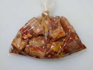 9、豆豉蒸排骨,我习惯这样子腌制肉类~~放进保鲜袋封口~