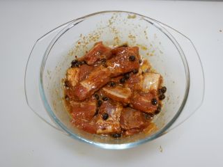10、豆豉蒸排骨,腌好的排骨从冰箱取出，加盐、胡椒粉、豆豉、蒜末和啤酒，拌匀再腌制15分钟
