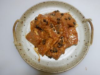 12、豆豉蒸排骨,放进盘子里。