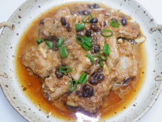 14、豆豉蒸排骨,出锅撒些小葱花或者小米椒装饰。