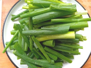 2、葱油拌面,切成段