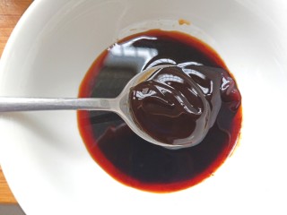 4、葱油拌面,取碗,加入两勺老抽,5勺生抽,一勺耗油