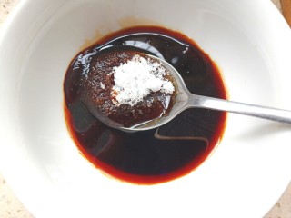 5、葱油拌面,在加入一勺白糖,少许盐,搅拌均匀备用