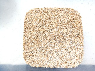 8、葱油拌面,取少许芝麻