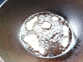 12、葱油拌面,油热下入蒜片炒至变黄