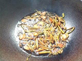 14、葱油拌面,炸至葱段变焦黄,