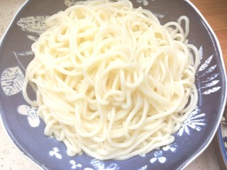 20、葱油拌面,捞入碗中