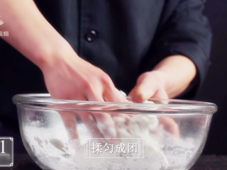 4、清明吃叶儿粑,童年味道唤醒舌尖上的乡愁,揉匀成团