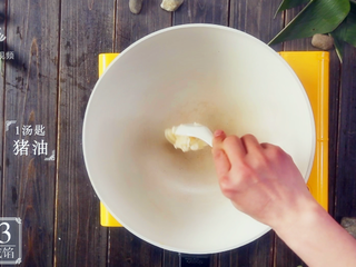 10、清明吃叶儿粑,童年味道唤醒舌尖上的乡愁,锅中放1汤匙猪油加热融化